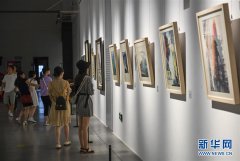 澳门金沙官网参观者在“大桥记忆”主题展上欣赏艺术作品